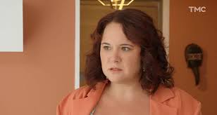 Magalie VAÉ dans le rôle d'Angela dans Les Mystères de l'Amour 