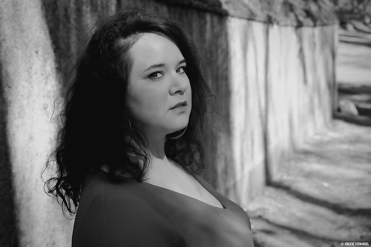 Magalie VAÉ · Portraits studio