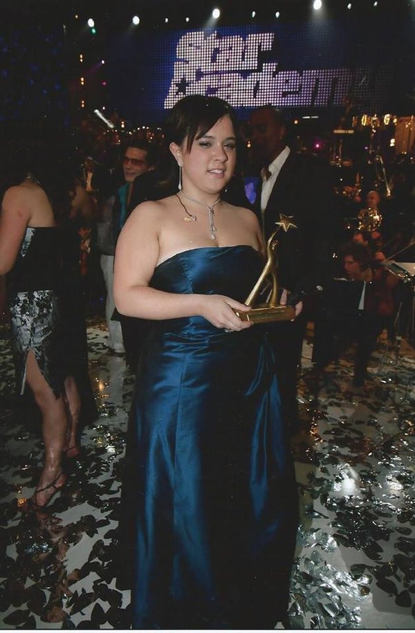 Magalie VAÉ avec son trophée Star Academy 5, 16 décembre 2005